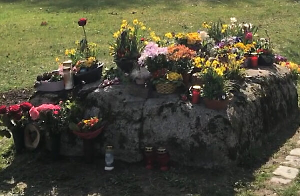 Bayreuth Südfriedhof mit Blumengestecken und Grabkerzen verziertes Steingrab auf dem anonymen Gräberfeld Bayreuth
