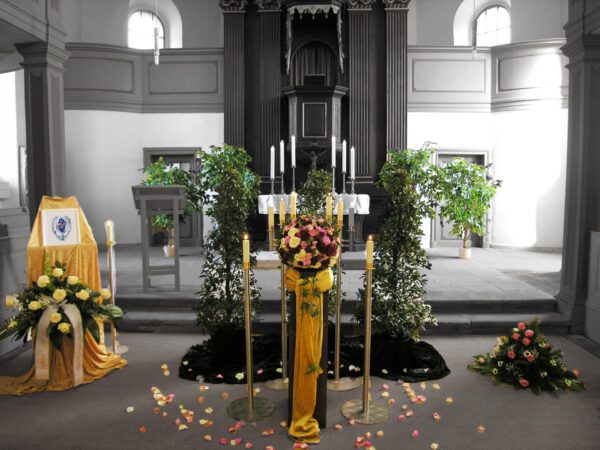 Trauerdekoration während einer Beisetzung