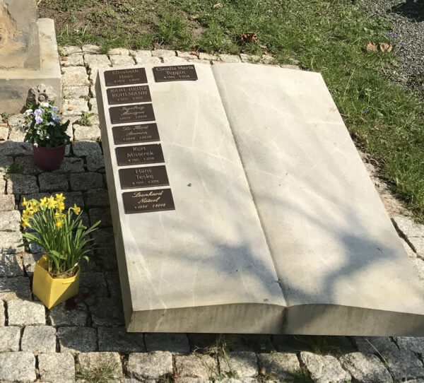 Friedhof St. Georgen Baumgrab "Typ 2 – Alte Eiche mit historischem Denkmal"