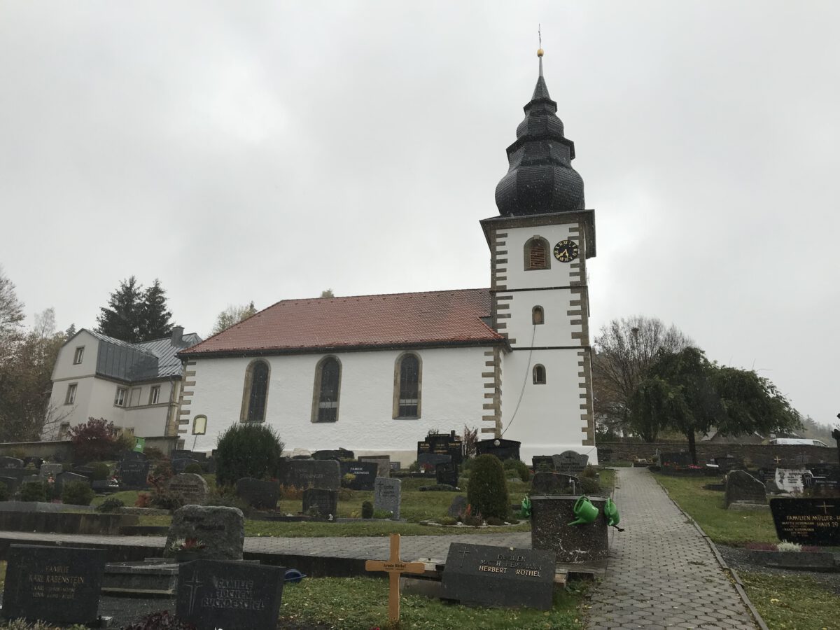 Kirche und Friedhof Warmensteinach