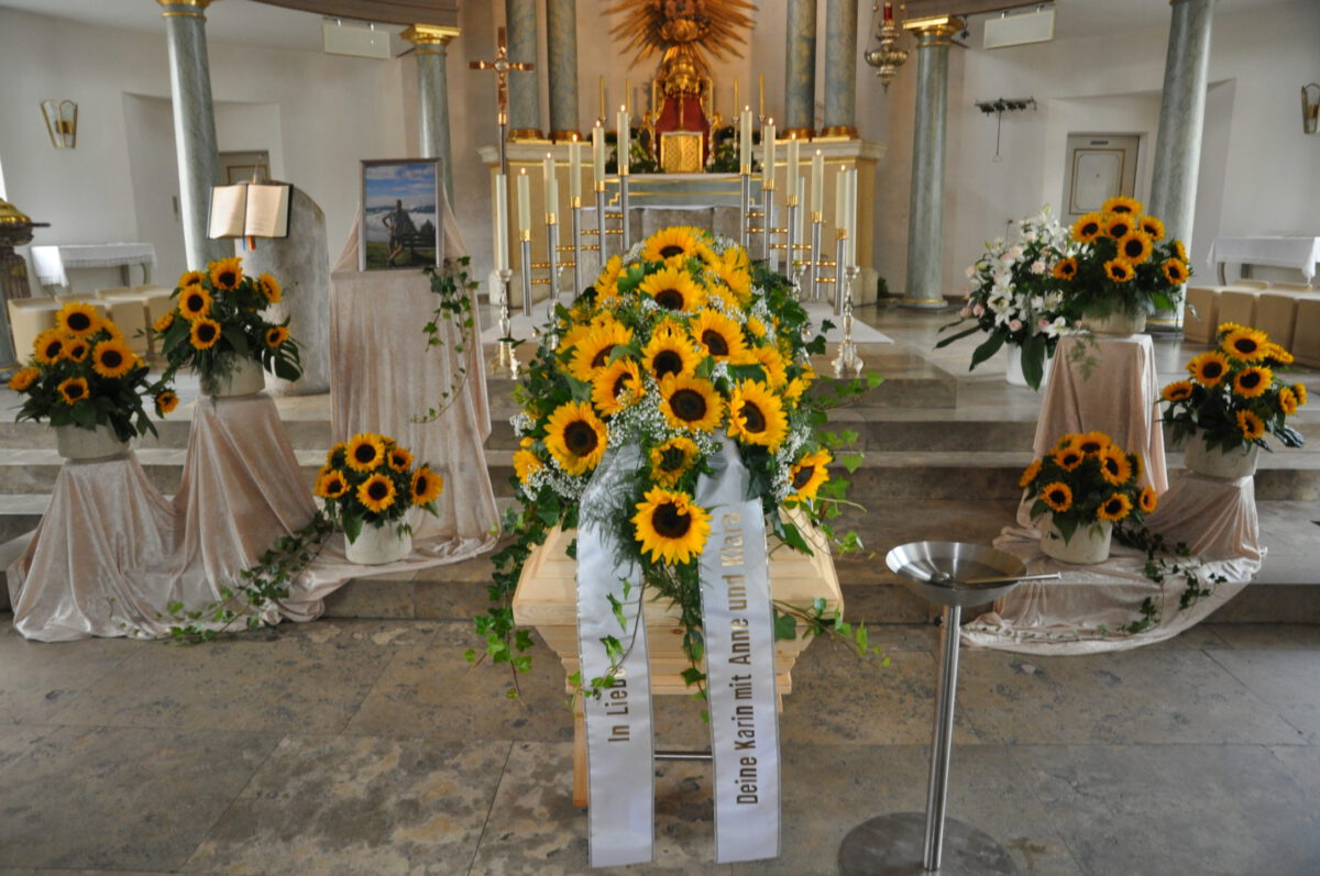 Dekoration für die Trauerfloristik aus Sonnenblumen