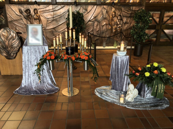 Trauerfeier mit Blumen- und Kerzenschmuck