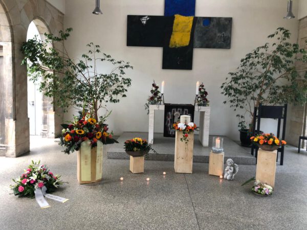 Blumenarrangements auf einer Trauerfeier