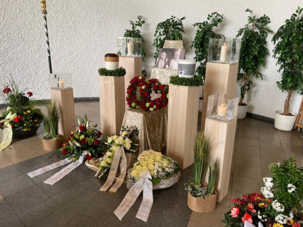 Trauerdekoration auf Beerdigung