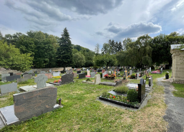 Friedhof Weidenberg, Blick auf die Gräber, einen Teil der Gruft im Hintergrund Bräume
