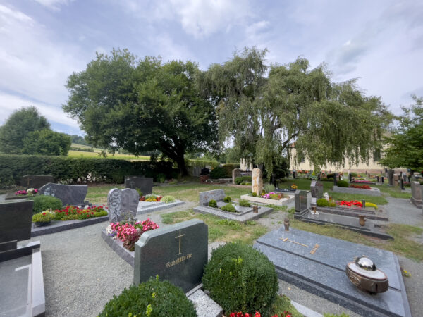 Friedhof Weidenberg, Trauerweiden, Gräber