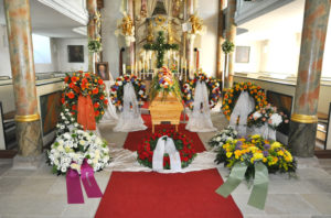 Blumenschmuck bei Trauerfeier