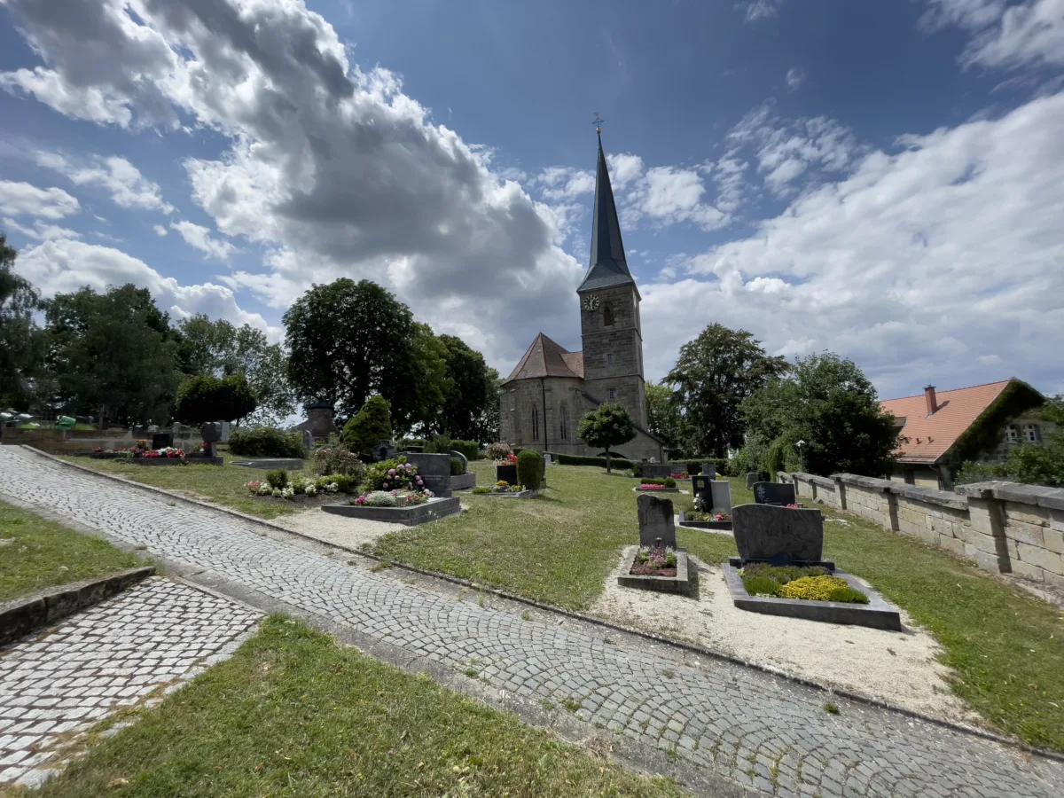 Foto zeigt Erd- und Urnengräber auf dem Friedhof in Gesees