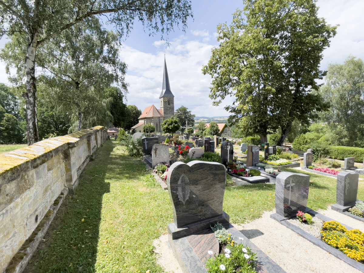 Blick vom Friedhof Gesees auf die Pfarrkirche St. Marien zum Gesees