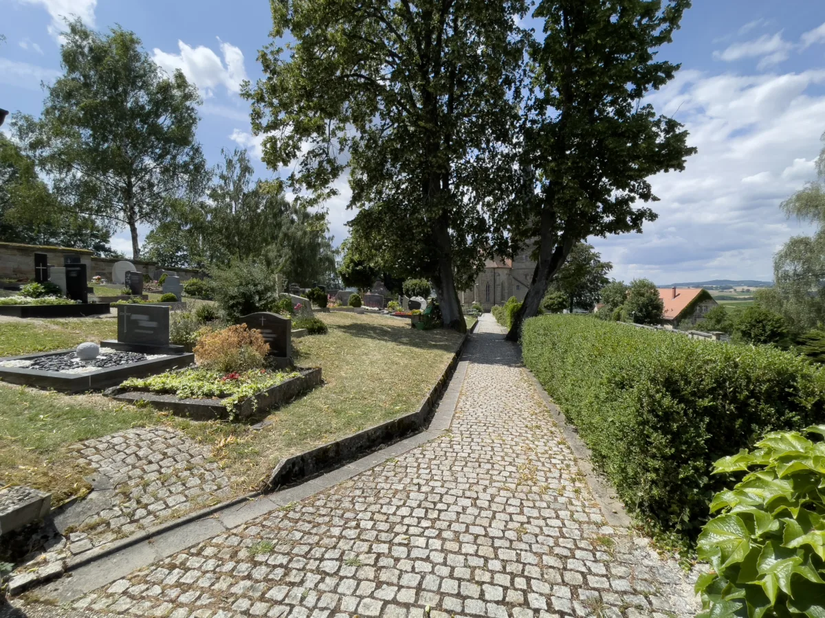 Der Hauptweg für Besucher des Friedhofs Gesees