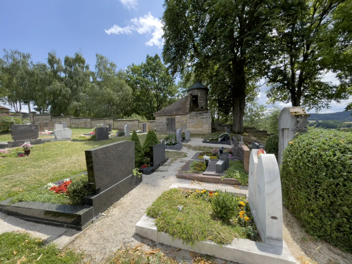 Dieses Foto zeigt Bereiche des Friedhofs in Gesees.