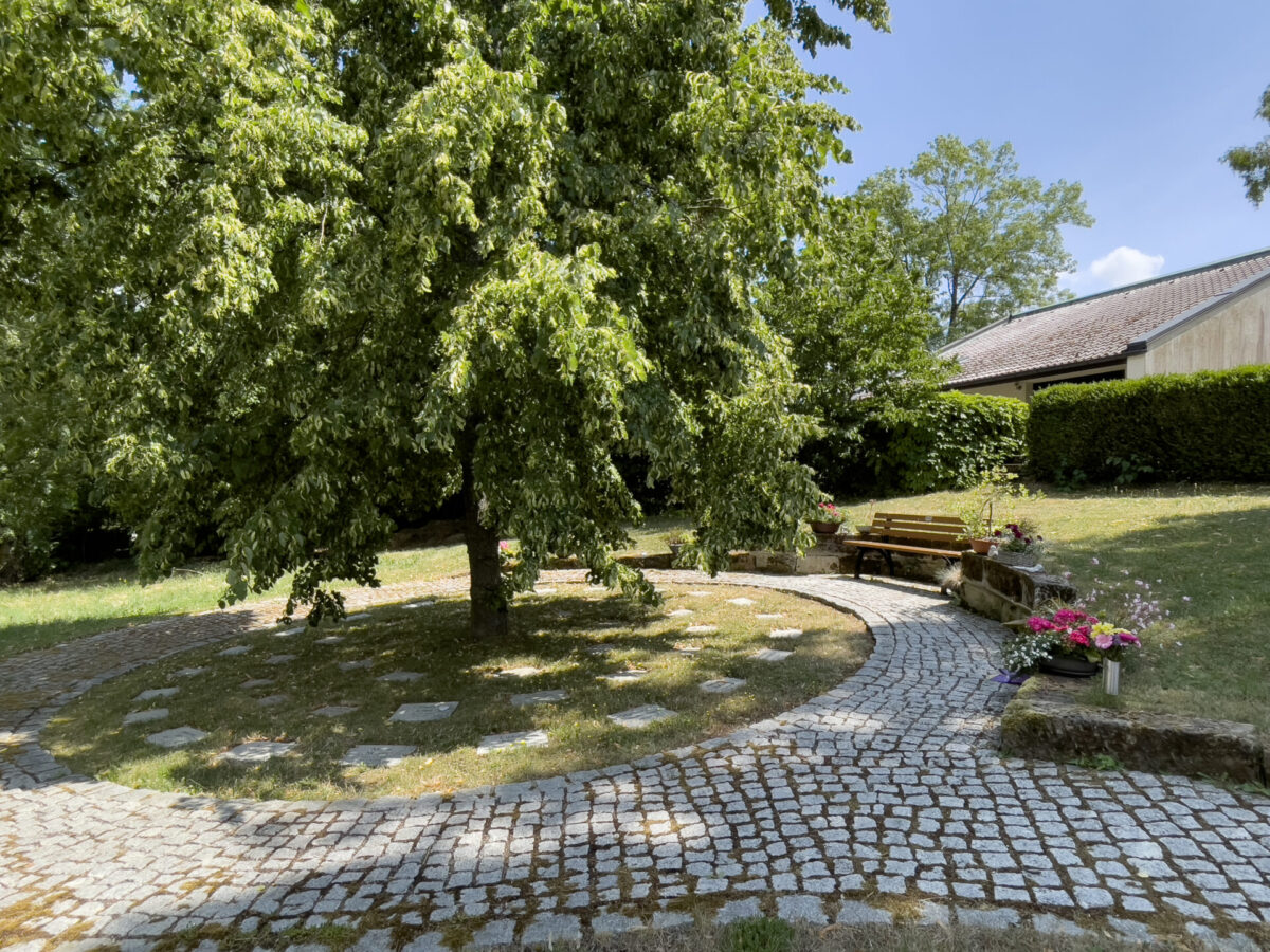 Baumgrab am Friedhof Gesees mit gepflastertem Weg