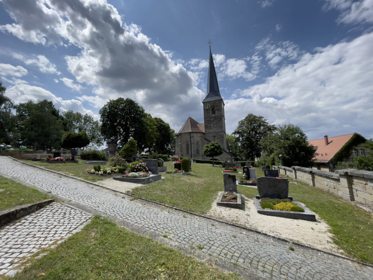 Dieses Bild zeigt eine Ansicht des Friedhofs in Gesees