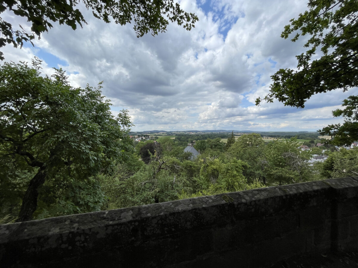 Ausblick von der Mauer des Friedhofs in Gesees