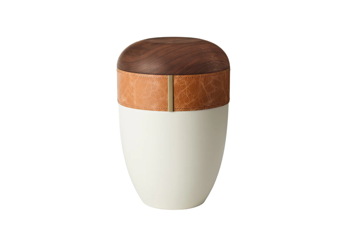 Ein moderner, minimalistischer Behälter aus der Woodline Edition mit einem weißen Boden, einem hellbraunen Lederband in der oberen Mitte und einem glatten, abgerundeten Holzdeckel.